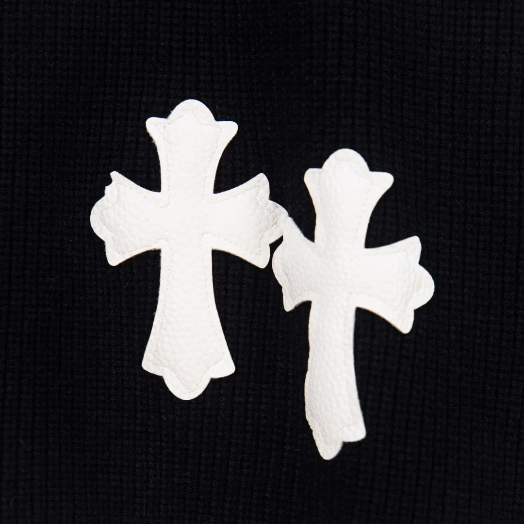 P320 zp version [Exclusive supply] Chrome Hearts/Cro Heart OS loose version 2025fw autumn and winter new style Classic customized leather cross 🪡logo Round neck long sleeve off-shoulder sweater cardigan Imported wool blended fabric Exquisitely upgraded, inspired by the 1980s retro Original fabric Official same style Round neck Long sleeve suit Customized mesh sweater thick knitted fabric Very comfortable to the touch The latest brick cabinets in spring and summer are in sync, fashionable and individual Super versatile and good-looking style, very suitable for both men and women. A must-have style. Hang tag, collar label, washed wheat, complete with three labels. Color: black and white. Size: M L XL 2XL 3XL. Number: YK10633.